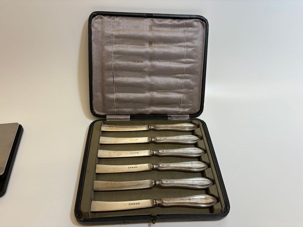 Lot 4H: A Set of Six Edwardian Sterling Silver Handled Tea Knives, William Yates, Sheffield 1907 circa 130g gross