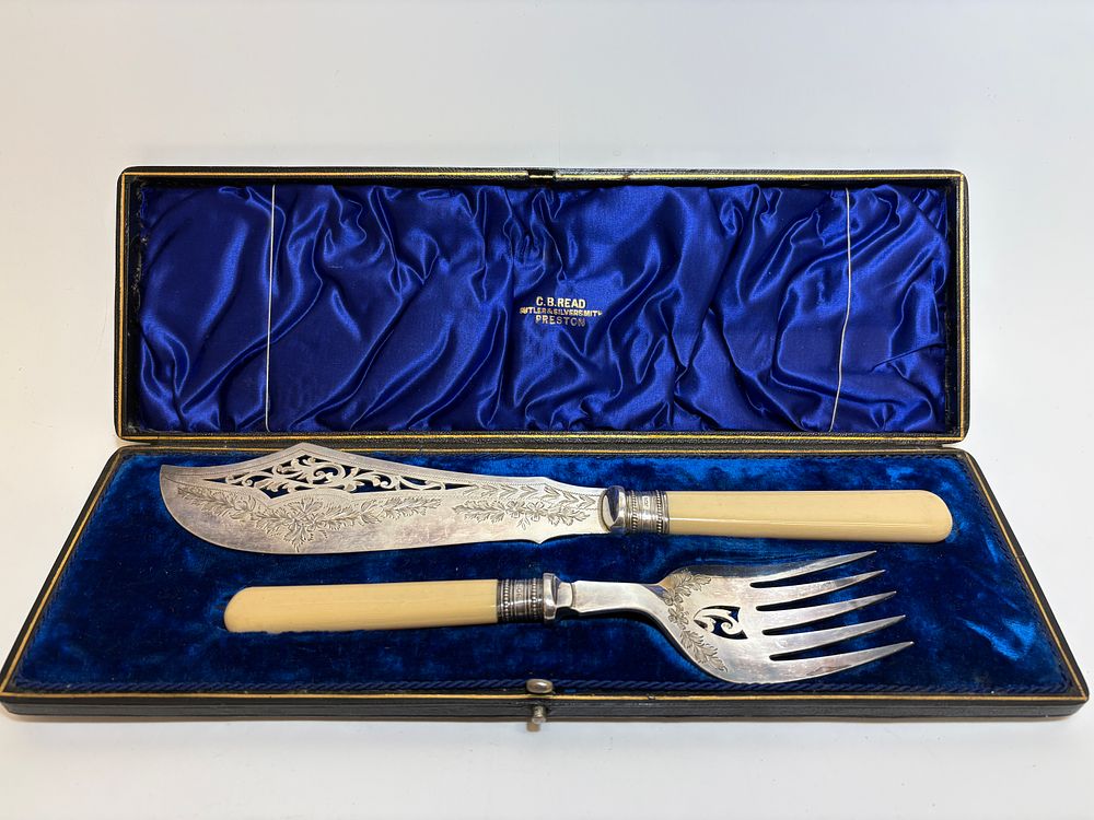 Lot 4J: A Cased Edwardian Sterling Silver Collared Fish Serving Set