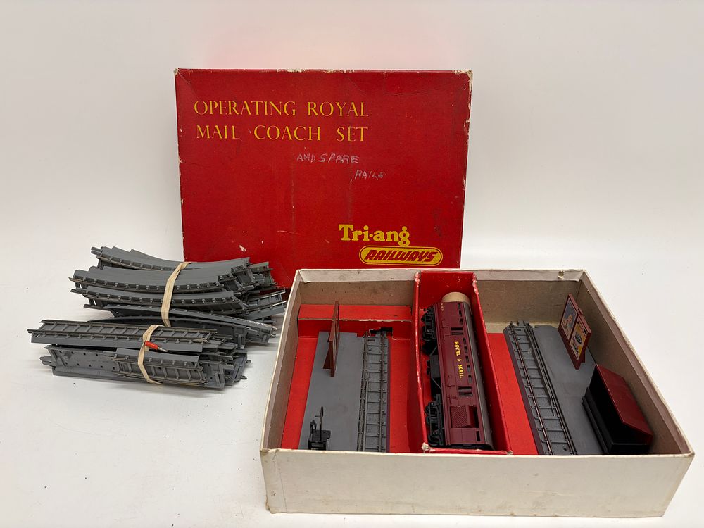 Lot 546: Tri-ang Railways R23 Operating Royal Mail Coach Set and Additional Track