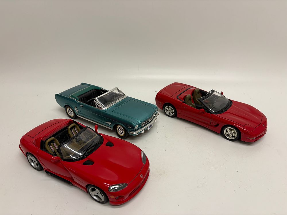 Lot 548: Three 1/18 Scale Bburago and Mira Convertible Model Cars