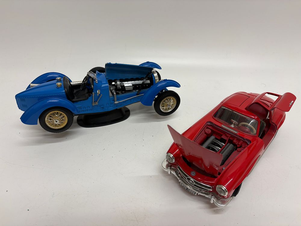 Lot 549: A Pair of Bburago 1/18 Scale Die-cast Model Cars
