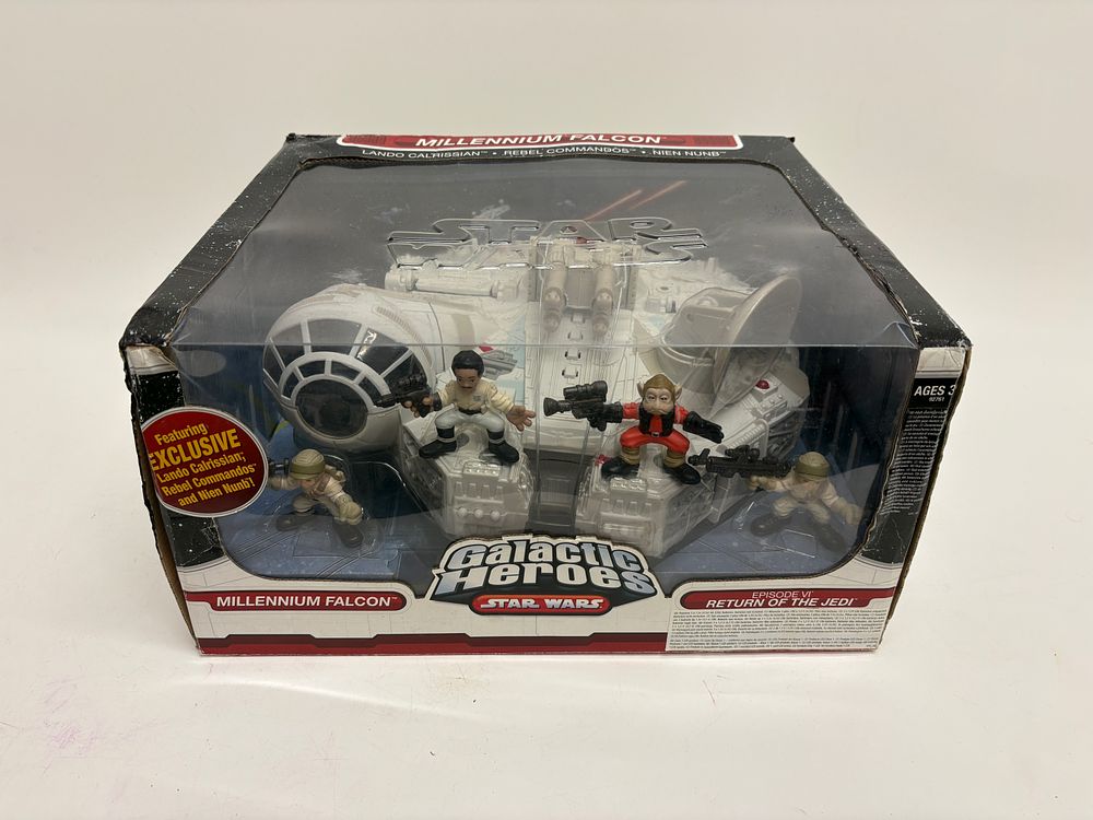 Lot 564: Hasbro Star Wars Galactic Heroes Millennium Falcon Playset