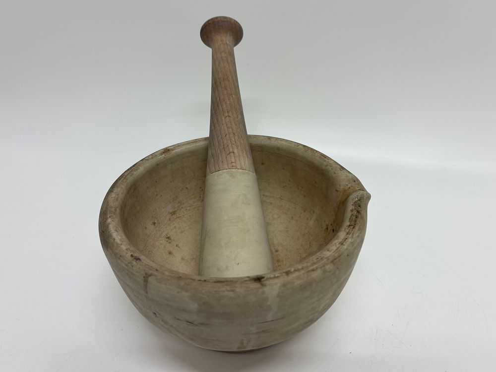 Lot 580: Thomas Maddock and Sons Size 5 Ceramic Mortar and Pestle