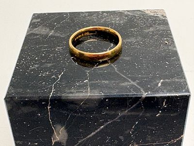 An 18 Carat Yellow Gold Wedding Band by Henry Showell size M circa 3g. A plain 18 carat yellow 