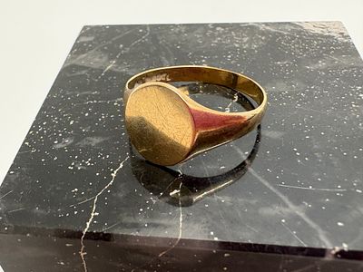 A 9ct Yellow Gold Circular Signet Ring SIZE U 2.61g. A 9ct yellow gold signet ring of circular 