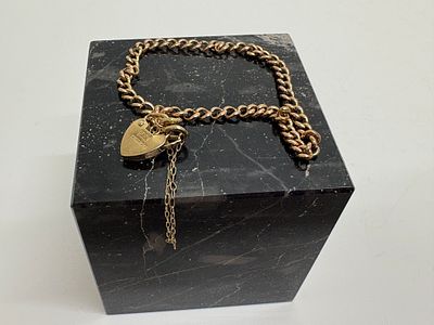 A 9 Carat Yellow Gold Curb Link Bracelet with Heart Padlock Clasp Circa 4.28g. A 9 carat yellow 