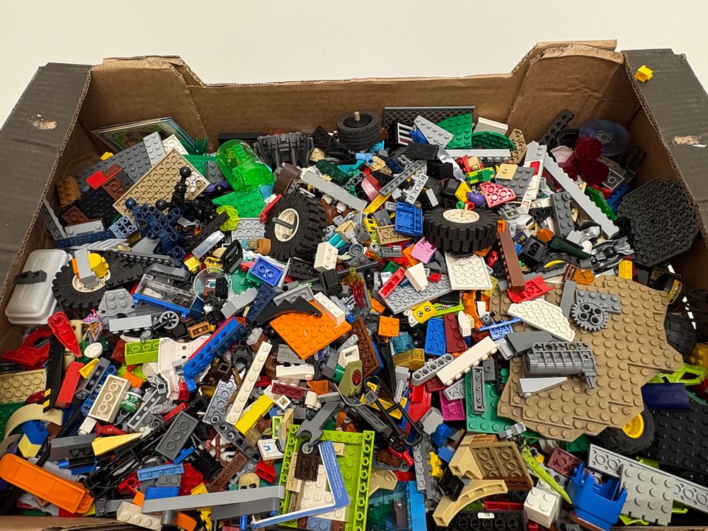 Lot 486: A Collection of Lego Bulk Building Blocks and Components