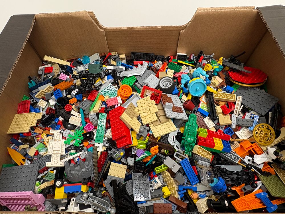 Lot 487: A Collection of Loose LEGO Bricks and Building Components