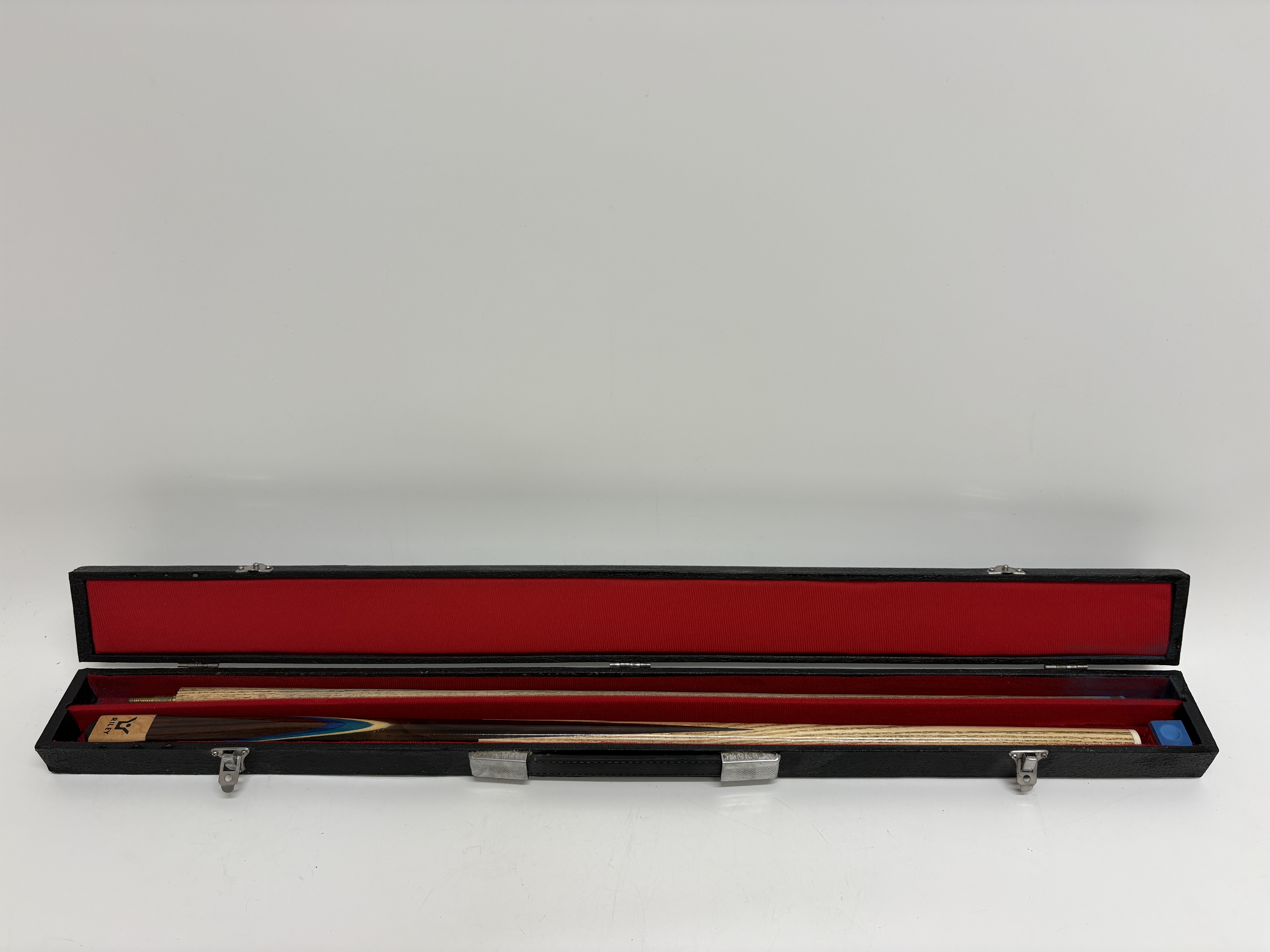 Riley two-piece snooker cue and carrying case