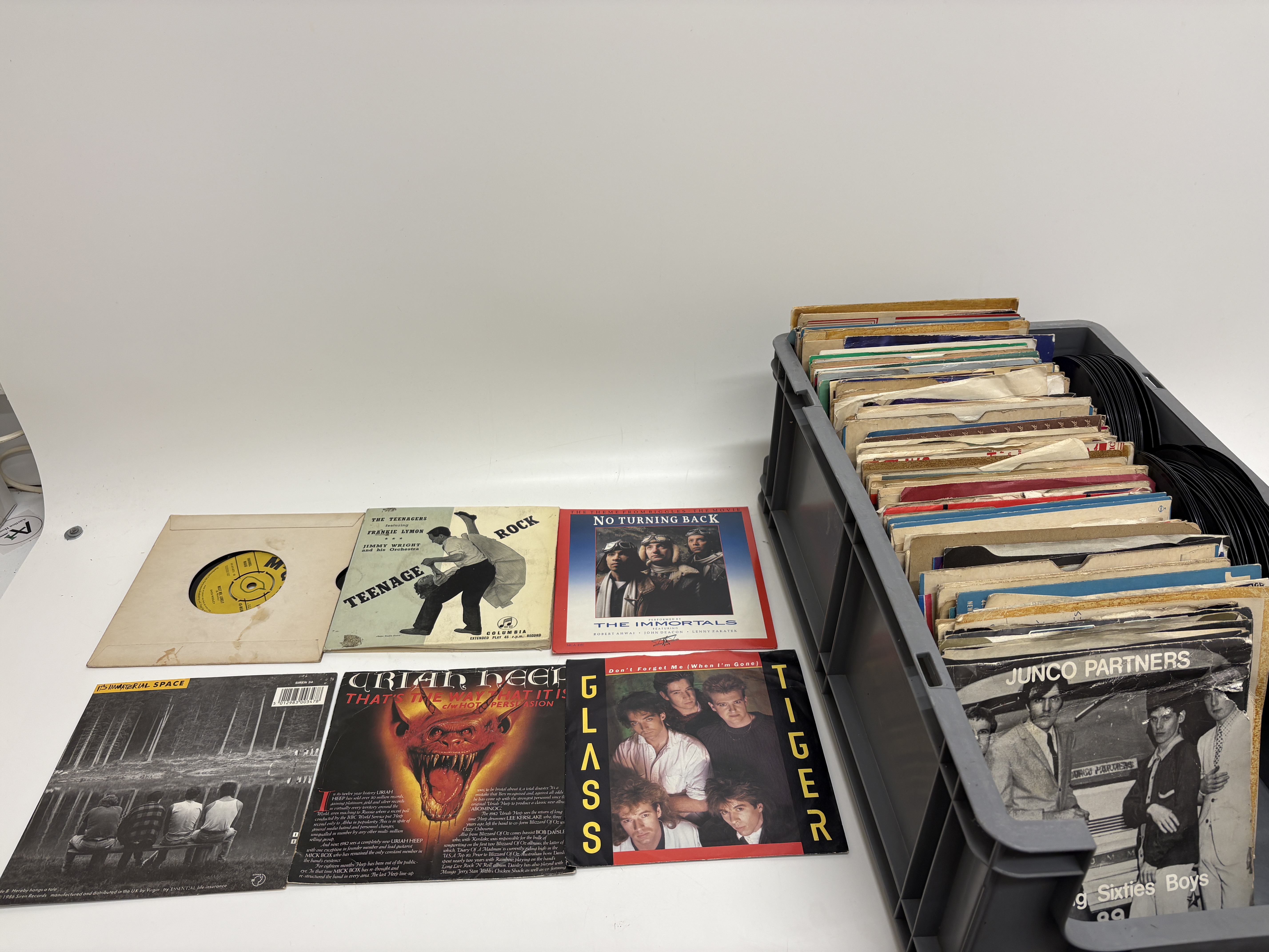 A collection of approximately vinyl records comprising 7 inch singles including The Beatles