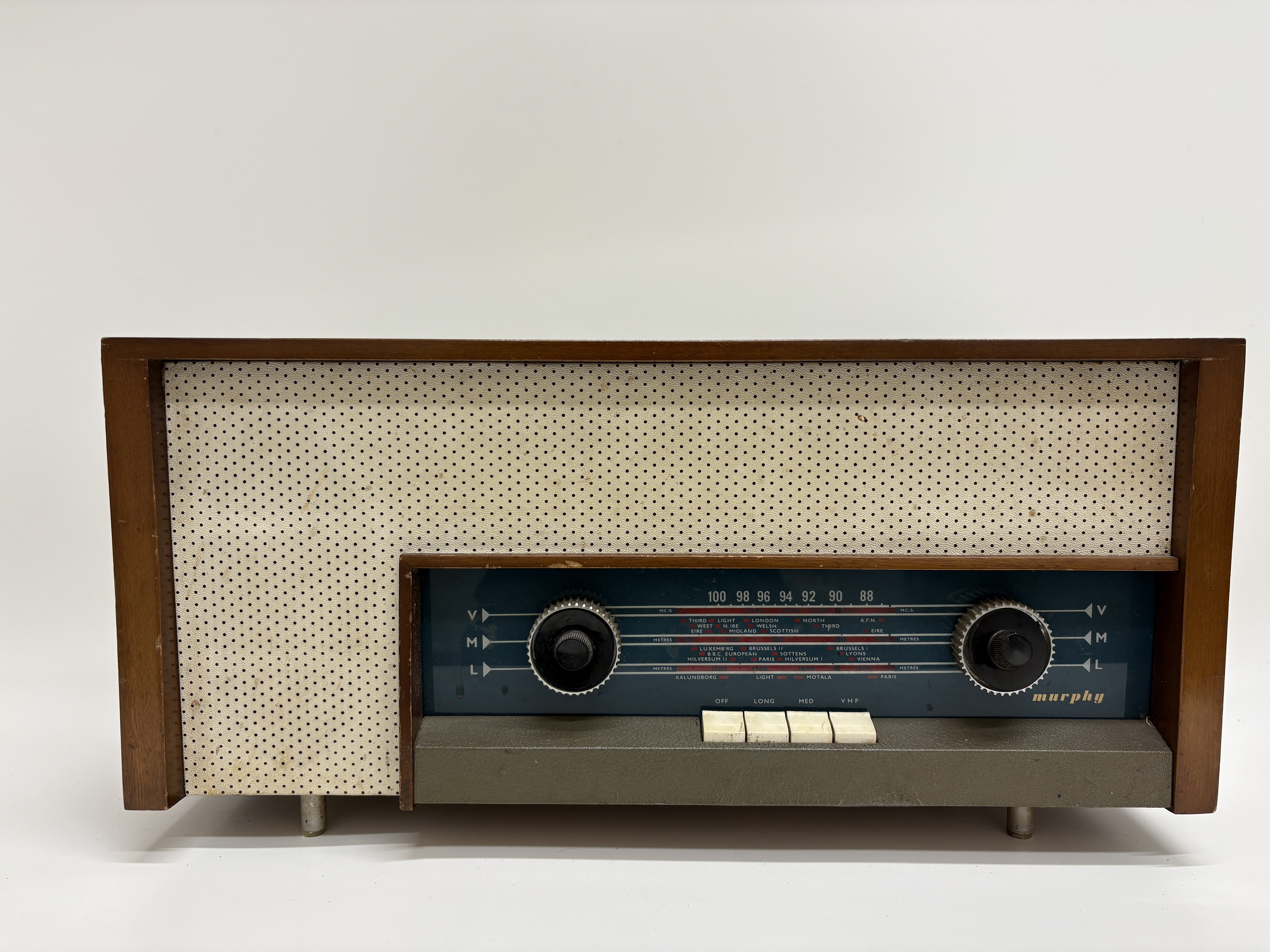 A Murphy U582 tabletop valve radio