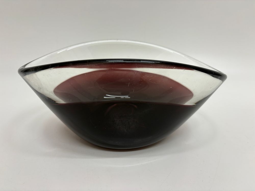 Lot 515: A mid-century sommerso art glass bowl in plum and clear 23x12cm