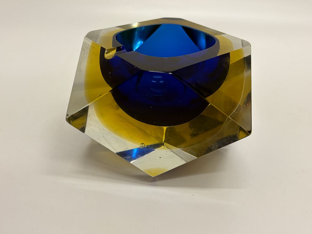 Lot 518: A mid-century Murano sommerso faceted geometric glass ashtray