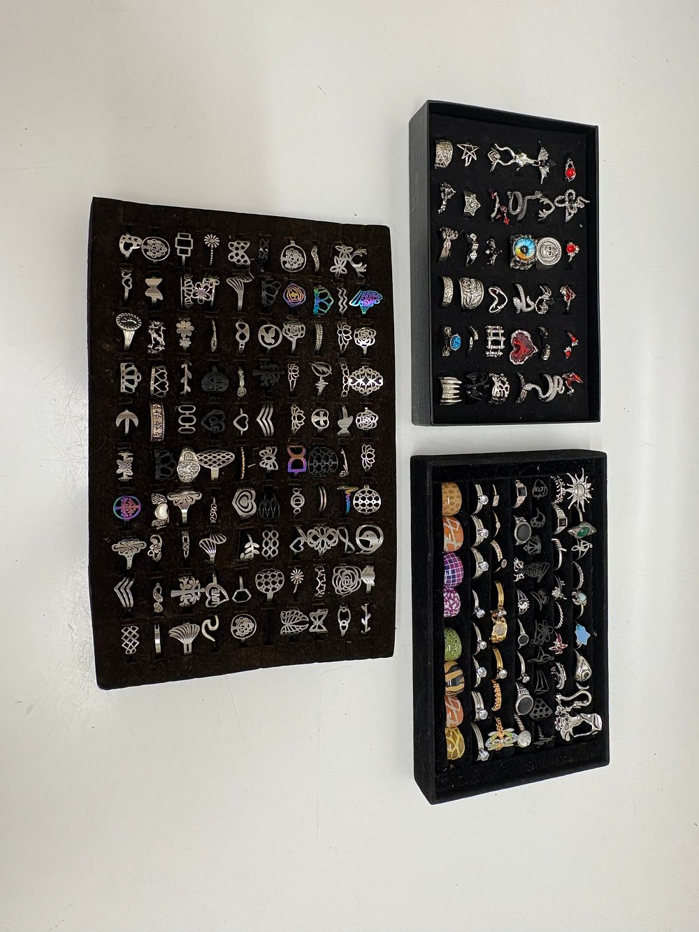 Lot 644: A Collection of Approximately 149 Fashion and Novelty Rings