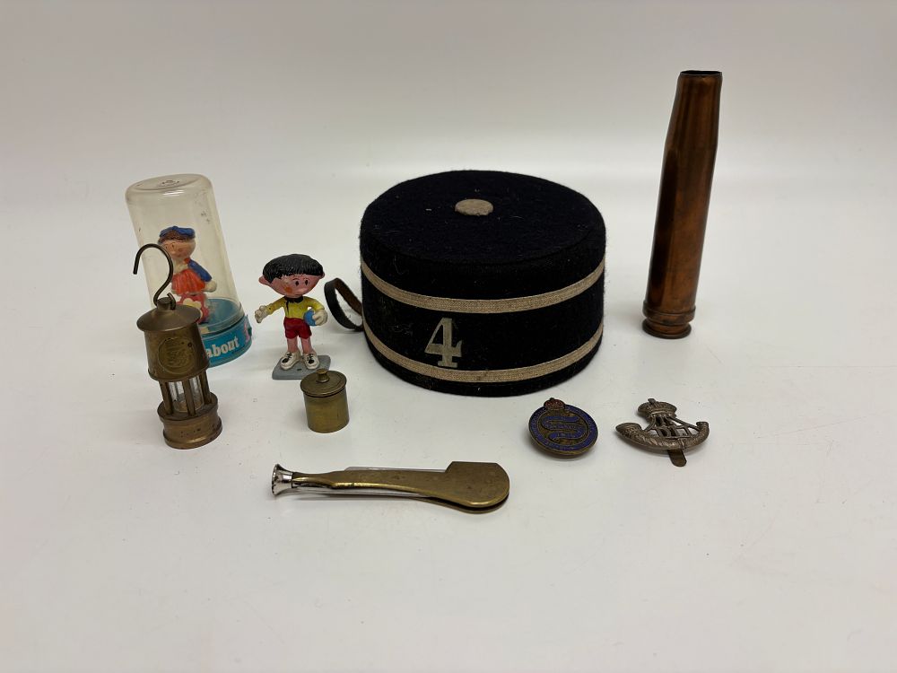 Lot 669: An Assortment of Militaria and Vintage Collectables to include Durham Light Infantry and World War I Service Badges