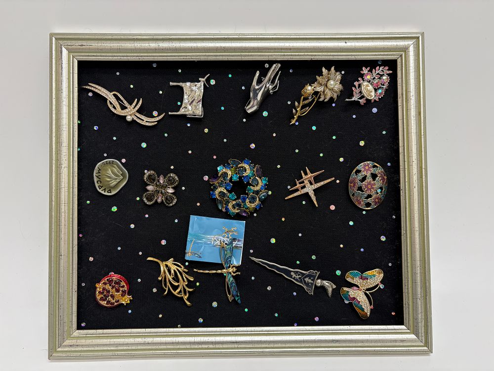 Lot 695: A collection of fifteen vintage costume jewellery brooches
