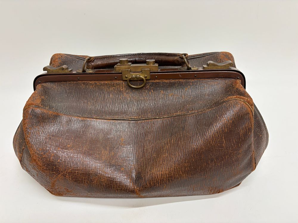 Lot 708: An English brown leather Gladstone travel bag