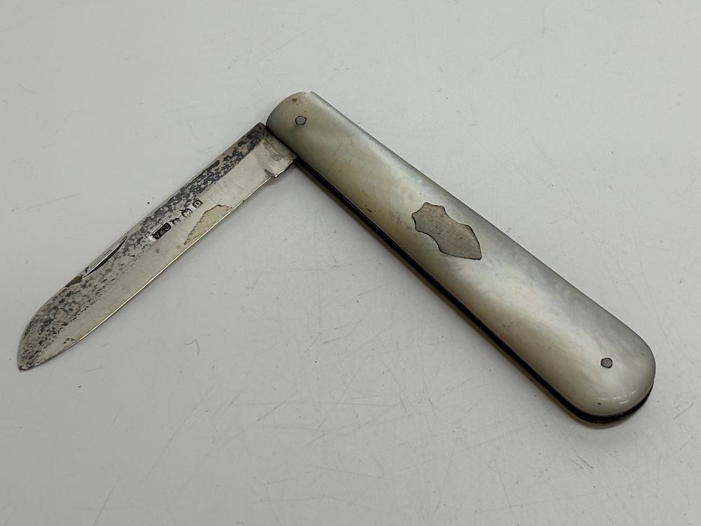 Lot 50C: A George V sterling silver and mother-of-pearl folding fruit knife by Villiers & Jackson