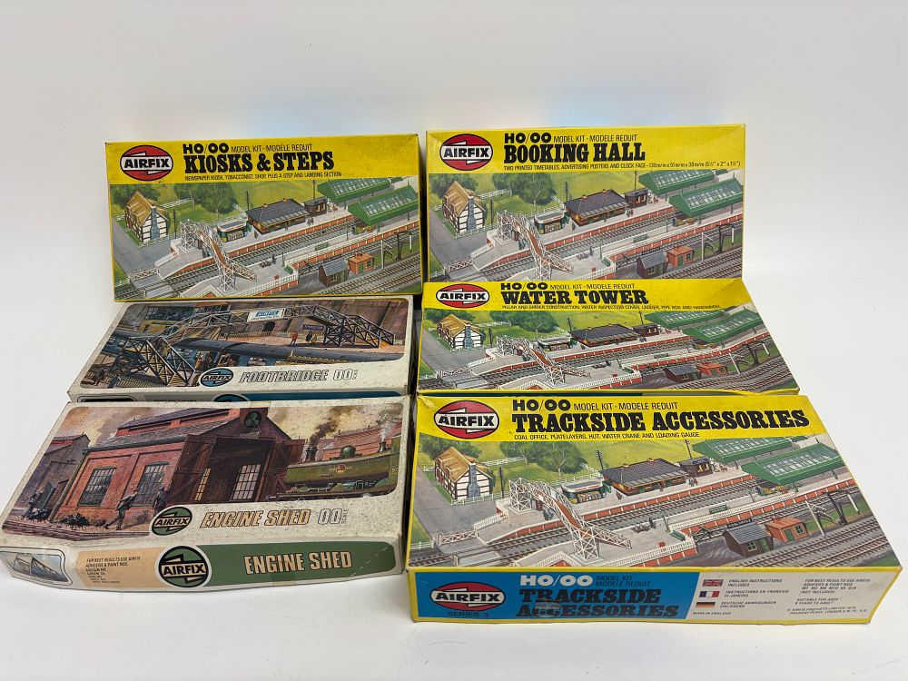 Lot 754: A Collection of Vintage Airfix HO/OO Scale Plastic Model Railway Kits