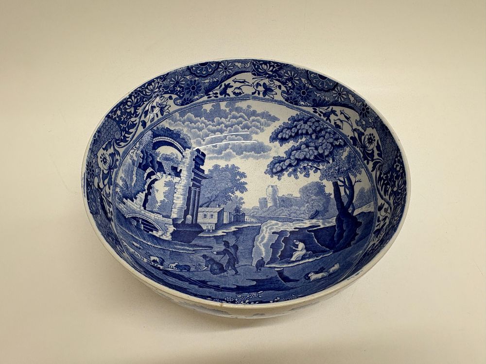Lot 728: An English Copeland Spode's Italian pattern blue and white earthenware bowl