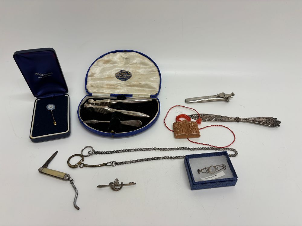 Lot 722: An Assortment of Vintage Personal Accessories and Jewellery including a Wedgwood Stick Pin and a W.H. Collis & Son Ltd Dressing Set
