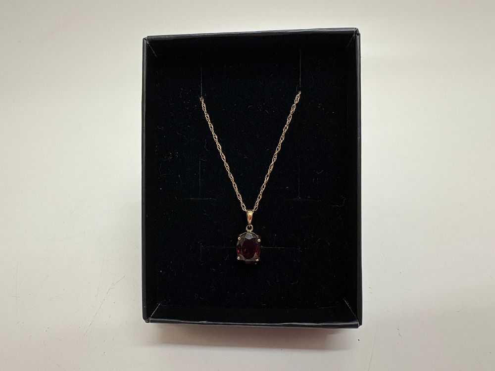 Lot 43: 9ct Yellow Gold and Oval-cut Garnet Pendant Necklace gross circa 2g