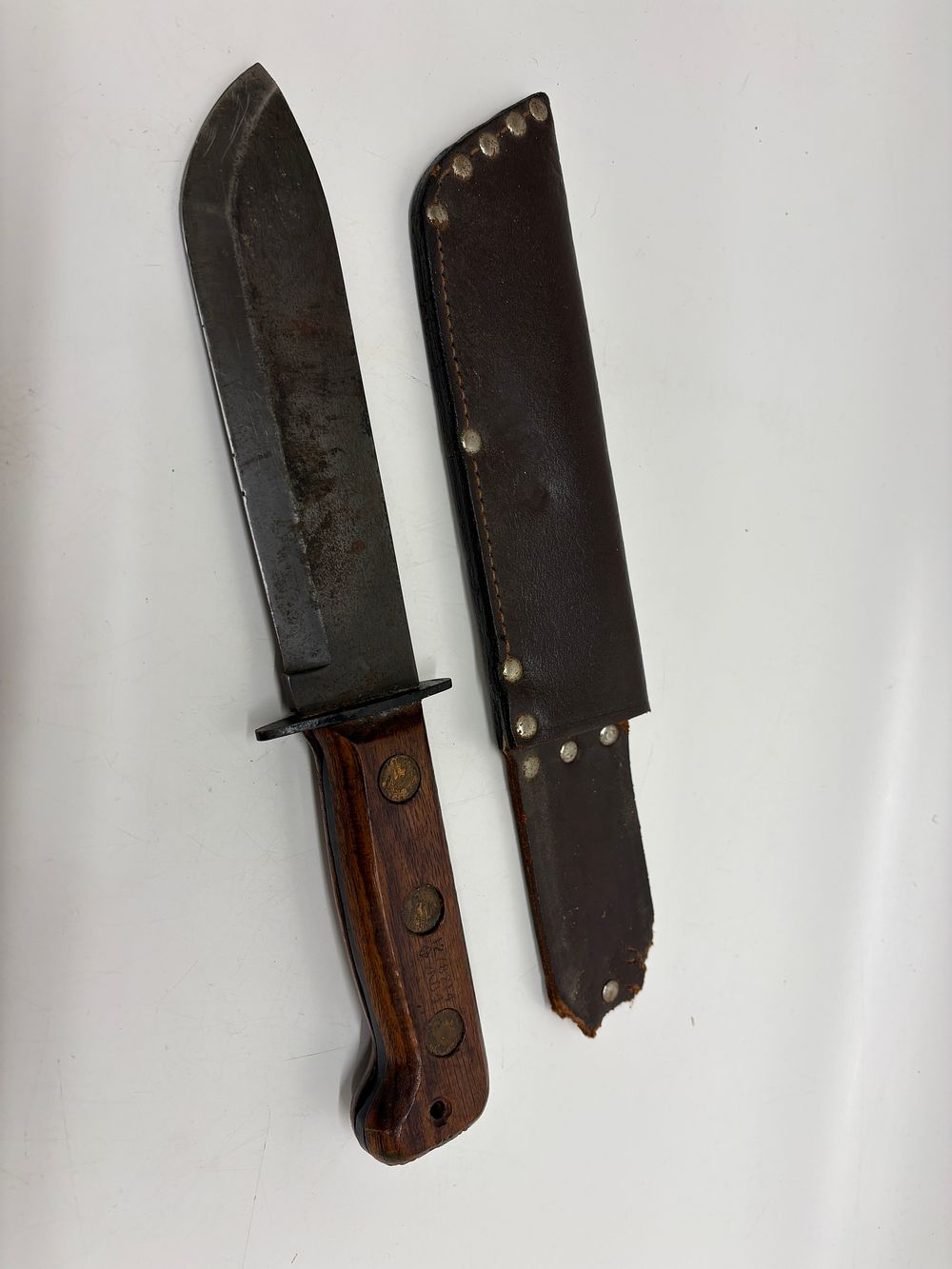 Lot 696: A 1984 British Military MOD Pattern Type D Survival Knife and Leather Sheath