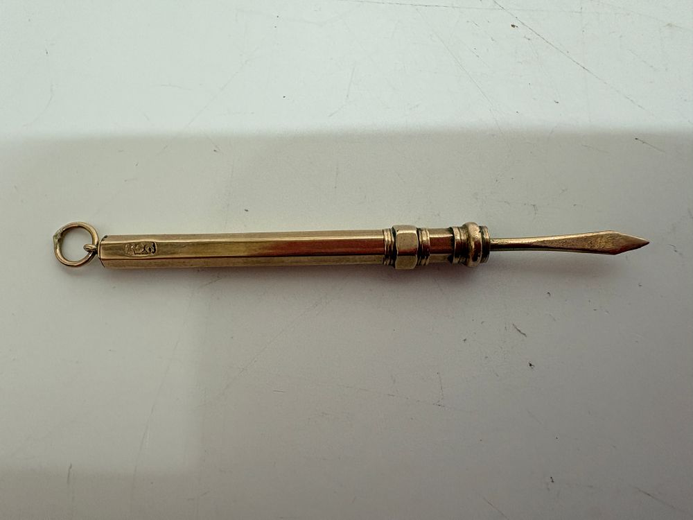 Lot 20: 9 Carrot Gold Retractable Toothpick
