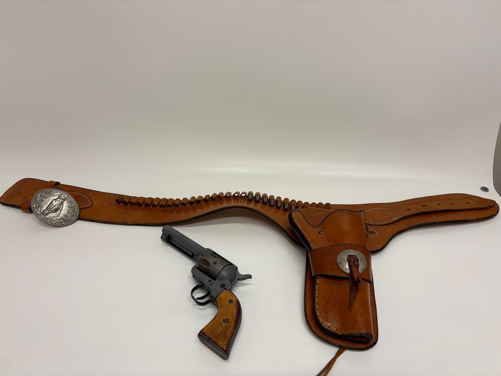 Lot 599: Non-Firing Replica Single Action Revolver with Leather Holster Rig and 18 Inert Rounds