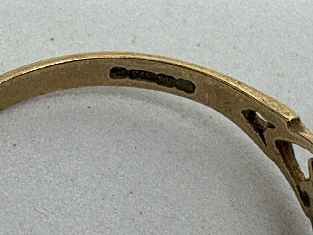 Lot 35: 9 Gold Ring and a Pair Matching Stud Earring Gross circa 2.9g