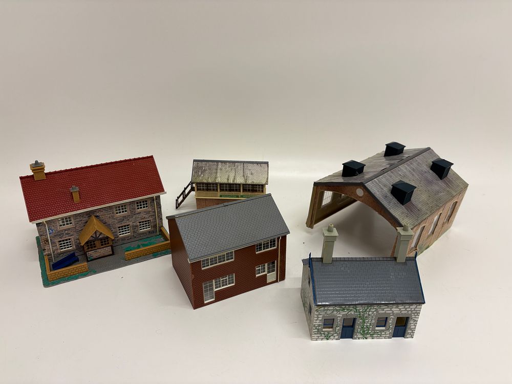 Lot 529: A Collection of Five Hornby and Pola Assembled Model Railway Buildings
