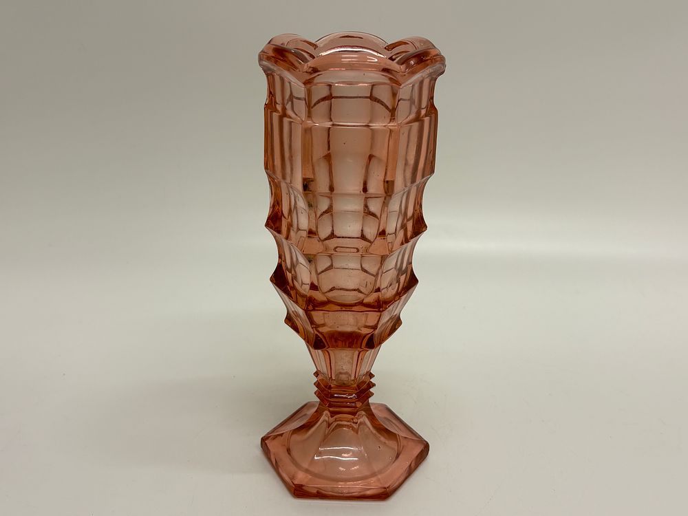 Lot 519: Indiana Glass Co Tea Room Pattern Pink Depression Glass Vase 21cm tall