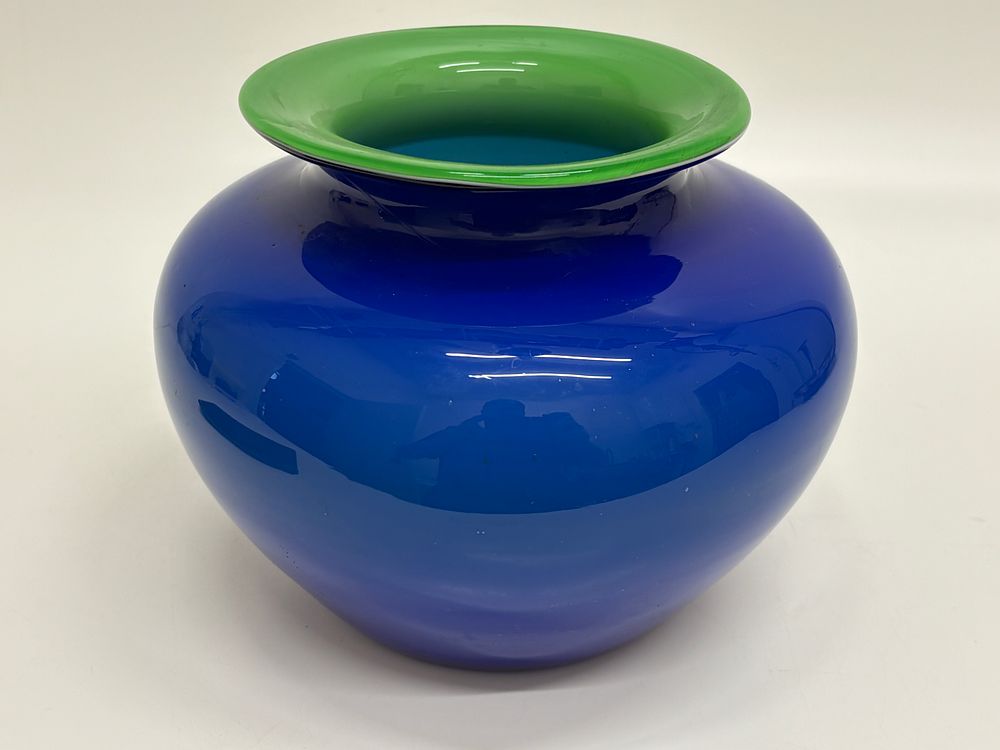 Lot 514: A Venini Italia hand-blown cased glass vase 16cm