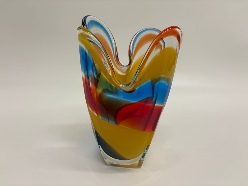 Lot 511: A multi-coloured sommerso art glass handkerchief vase 21cm H