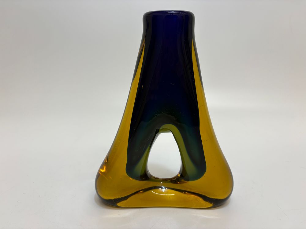 Lot 506: A Zbigniew Horbowy sommerso art glass vase of triangular form 17cm tall