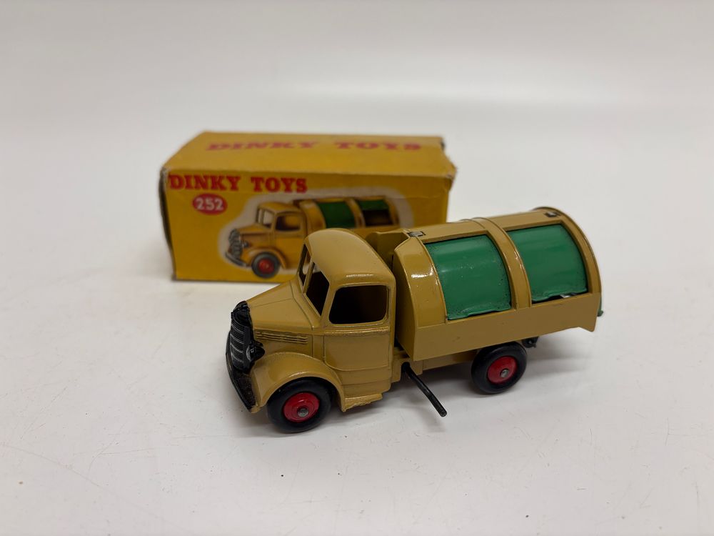 Lot 420: Dinky Toys No. 252 Bedford Refuse Wagon and original box