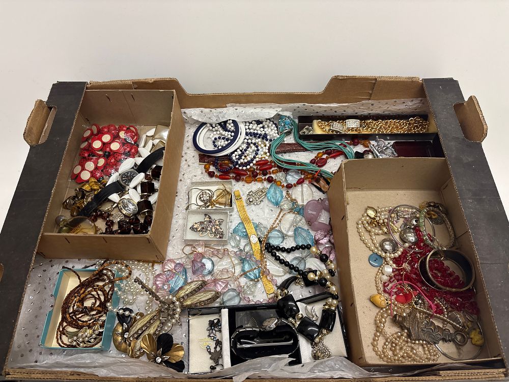 Lot 373: A Collection of Vintage and Contemporary Costume Jewellery and Watches