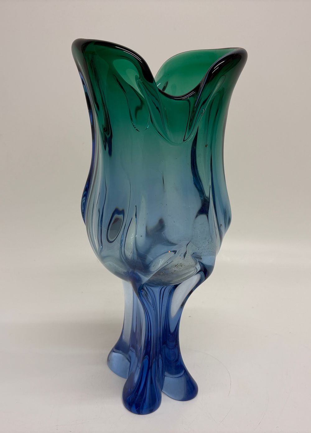 Lot 169: A mid-century tri-colour graduated sommerso art glass vase 30cm tall