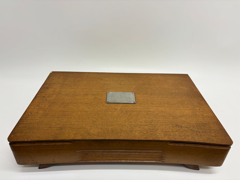 Lot 487: A Cased de Montfort Sheffield Cutlery Set with Presentation Plaque