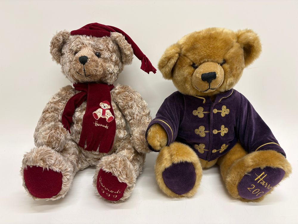 Lot 544: A Pair of Harrods Christmas Commemorative Teddy Bears 1999 and 2000