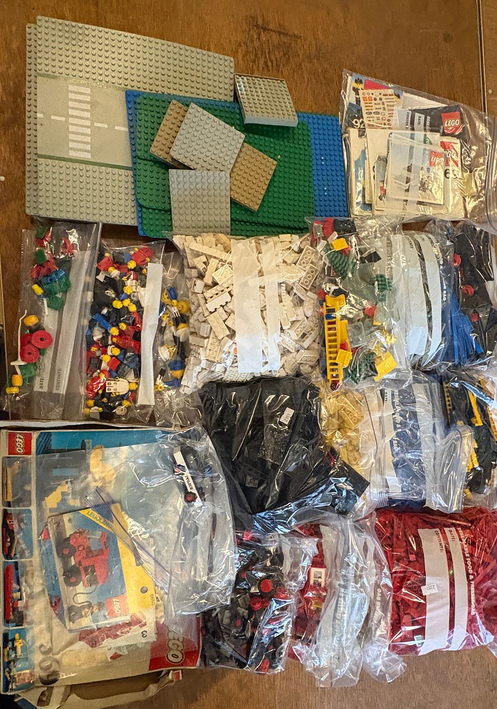 Lot 557: A Collection of Vintage LEGO Building Sets and Components