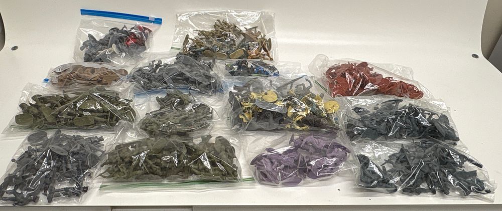 Lot 564: A Collection of Assorted Plastic Toy Soldiers and Historical Figures