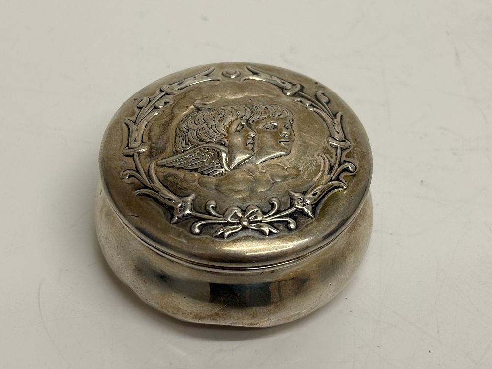Lot 54: Sterling Silver Cherub Repoussé Pill Box Birmingham circa 24g