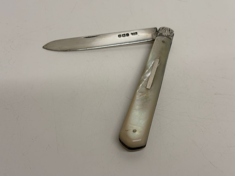 Lot 66: Victorian Sterling Silver and Mother of Pearl Folding Fruit Knife by John Round and Son Ltd 1898 Circa 42g gross