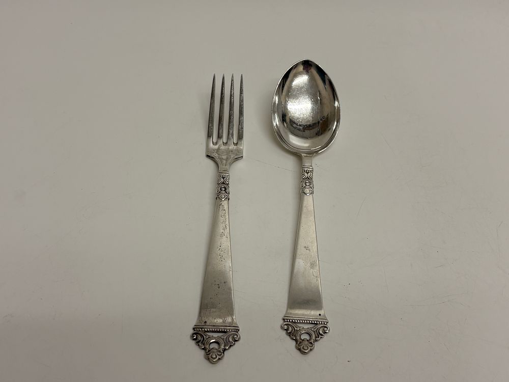 Lot 67: A Pair of Norwegian 830 Silver Serving Pieces in the Valdres Pattern circa 80g