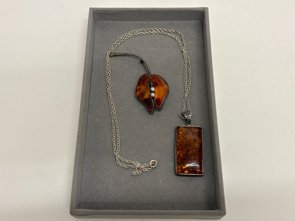 Lot 74: Two Pieces of Silver and Amber Jewellery Comprising a Pendant Necklace and Floral Brooch