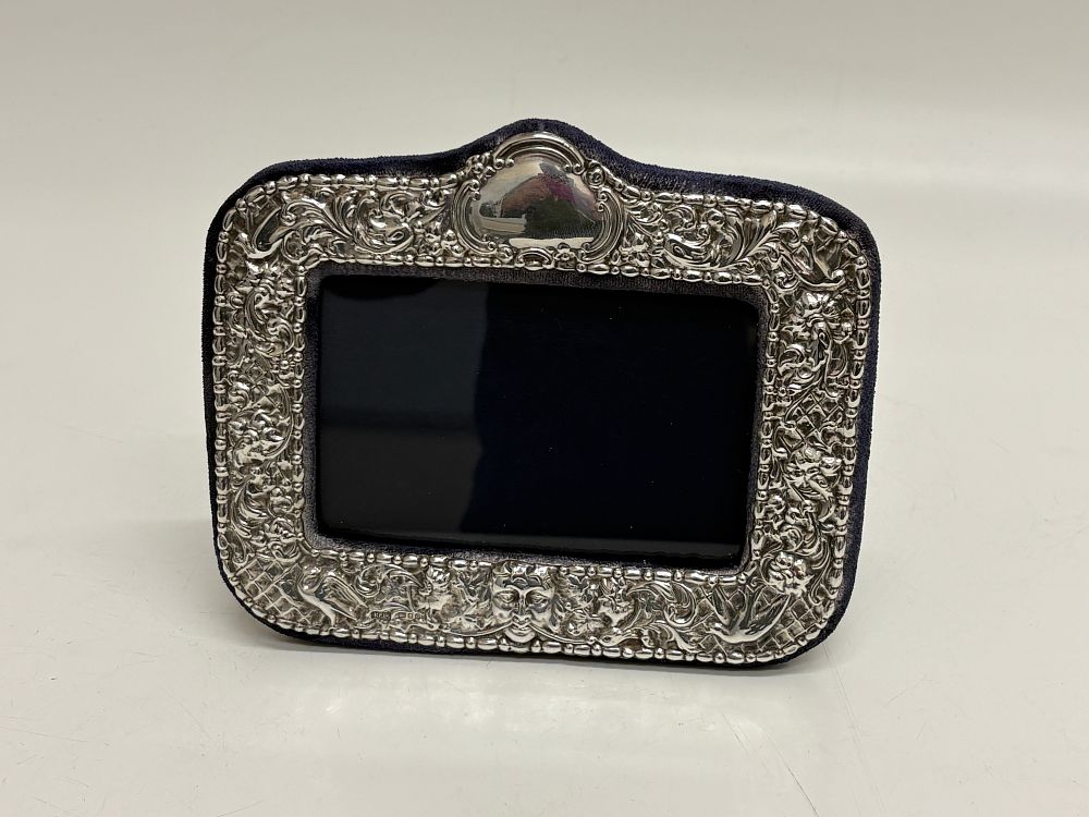 Lot 93: Keyford Frames Ltd Hallmarked Sterling Silver Mounted Photograph Frame 1994 17x14cm