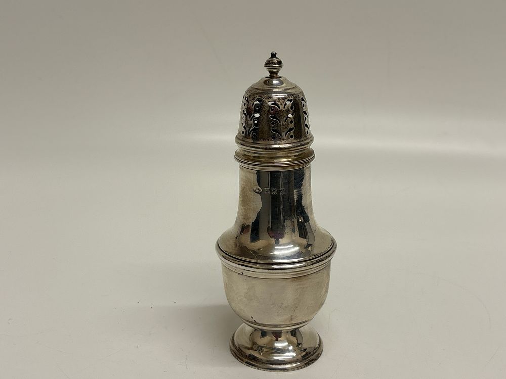 Lot 96: A George V sterling silver sugar caster Birmingham circa 92g