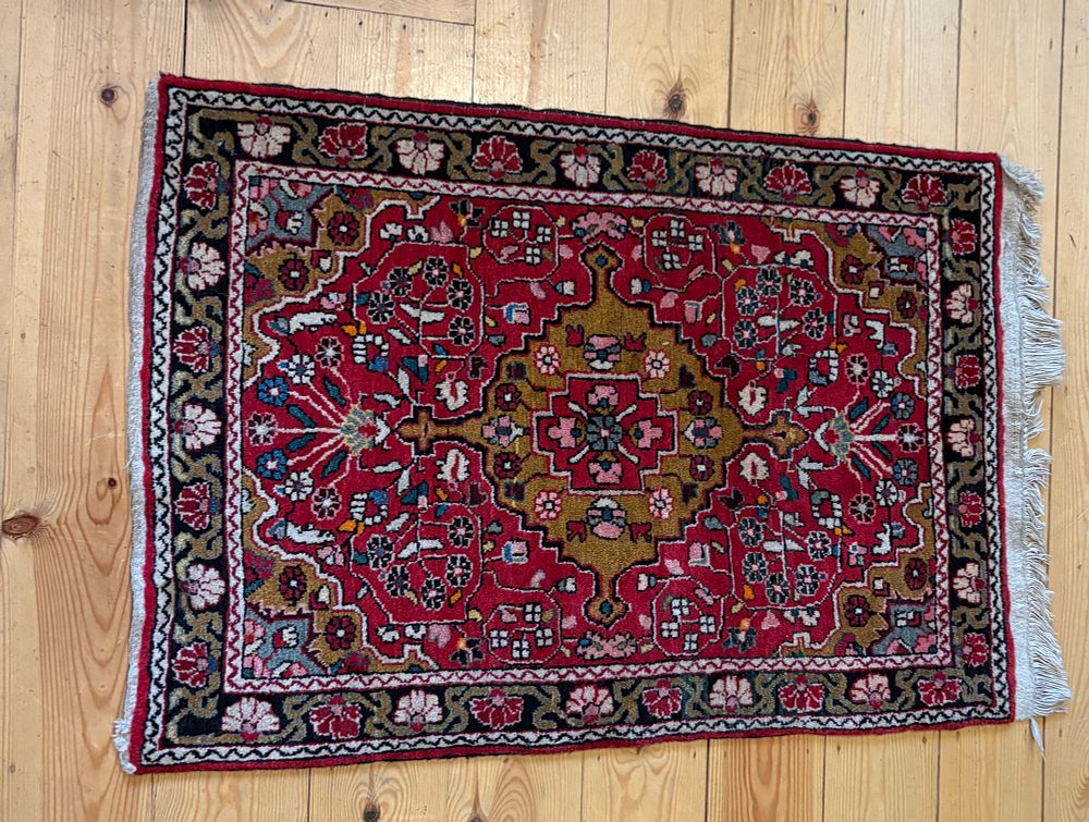 Lot 665: A Hand Knotted Wool Rug with Floral Medallion Design 3ft 2" x 2ft 1"