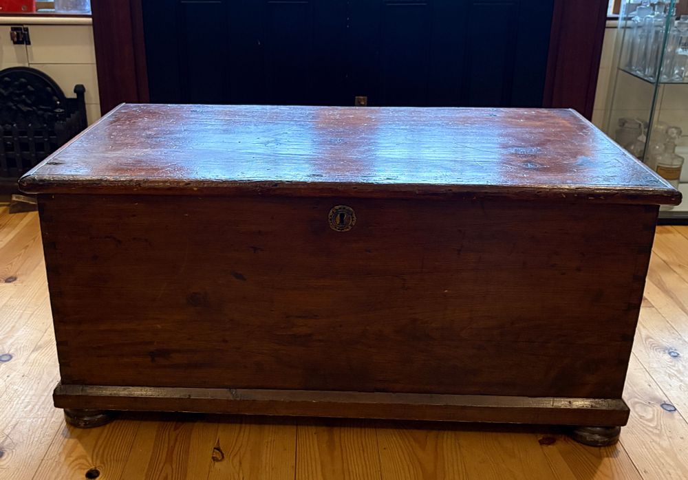 Lot 668: An antique pine blanket chest 101cm x54cmx47ch WDH